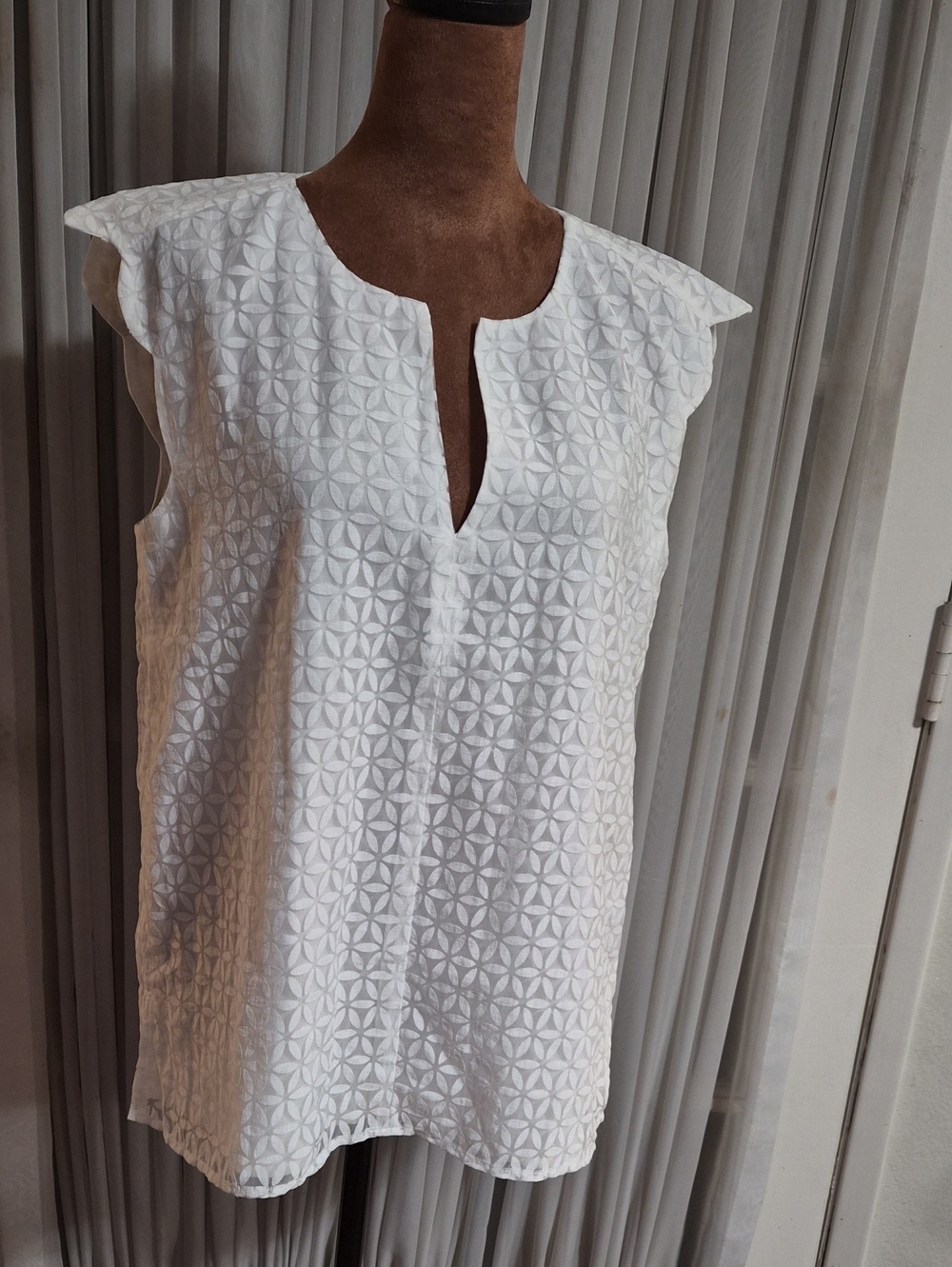 Preston & York White Textured Split V Tunic